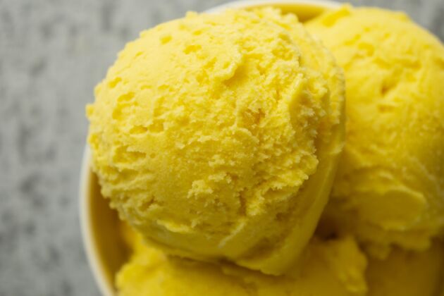 美食美味的黄色冰淇淋在杯子里美味平铺安排
