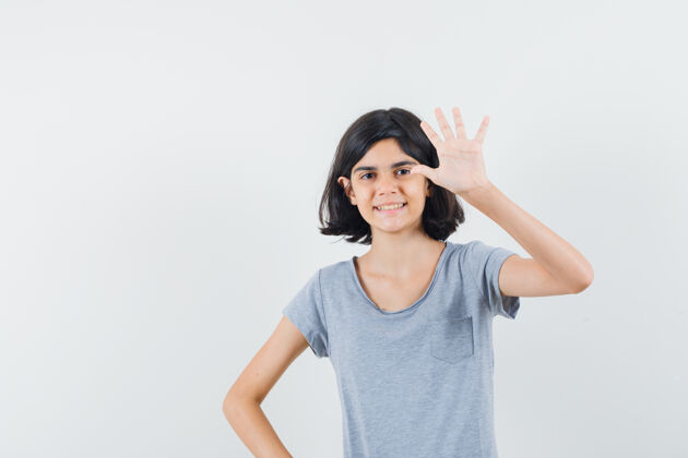 手指小女孩穿着t恤露出五个手指 看起来很自信 正面视图微笑五可爱
