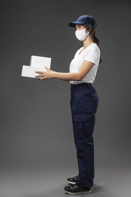 女人戴着口罩为送货服务的女性画像送货箱测量送货女人