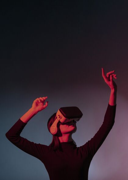 虚拟现实戴着虚拟现实耳机的肖像女人模特虚拟现实耳机虚拟现实眼镜