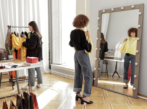 服装店在店里试衣的女人衣服工作镜子