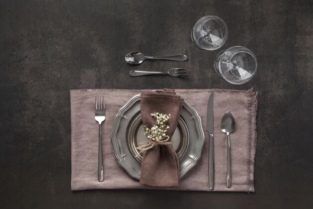 盘子平铺桌与植物布置餐具水平图连衣裙