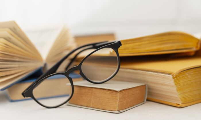 信息把书和眼镜放在一起排列横向教育