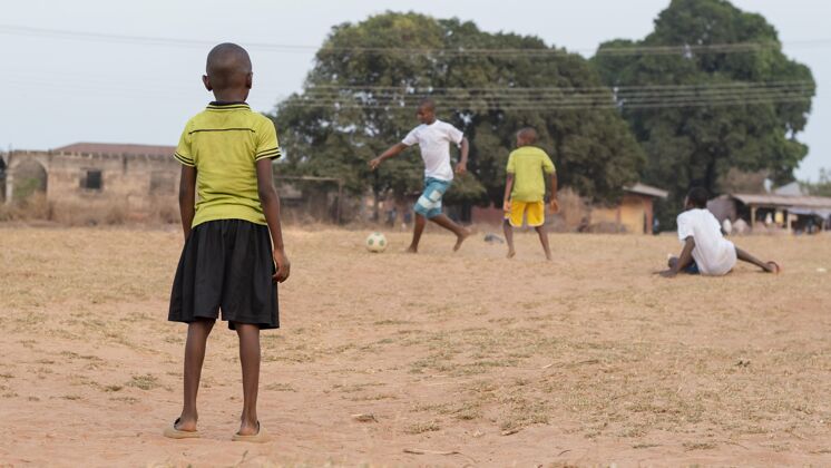 玩孩子们在踢足球非洲足球比赛足球