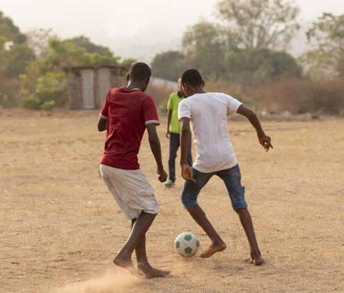 足球比赛孩子们在踢足球足球孩子非洲