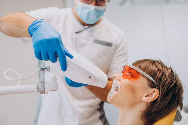 病人女人在牙科用专用设备美白牙齿访问医疗设备