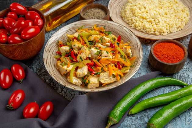 胡椒前视图蔬菜鸡肉沙拉与西红柿在光表面美味蔬菜食物