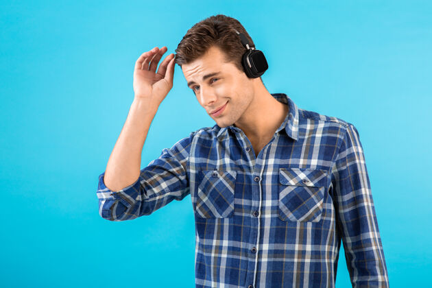 享受时尚帅气的年轻人戴着无线耳机听音乐休闲聚会情感