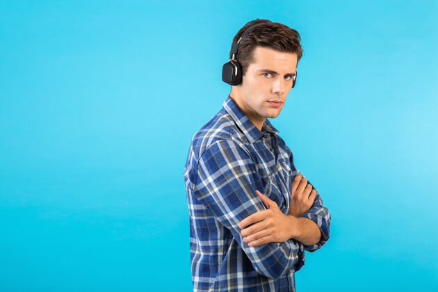 无线时尚帅气的年轻人戴着无线耳机听音乐姿势模型耳机