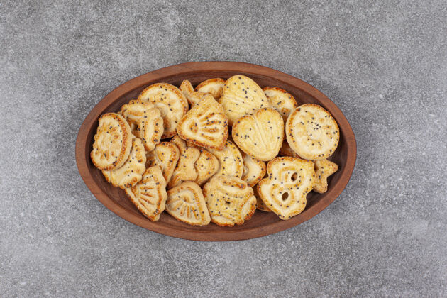 饼干各种形状的饼干放在木盘上形状盘子小吃