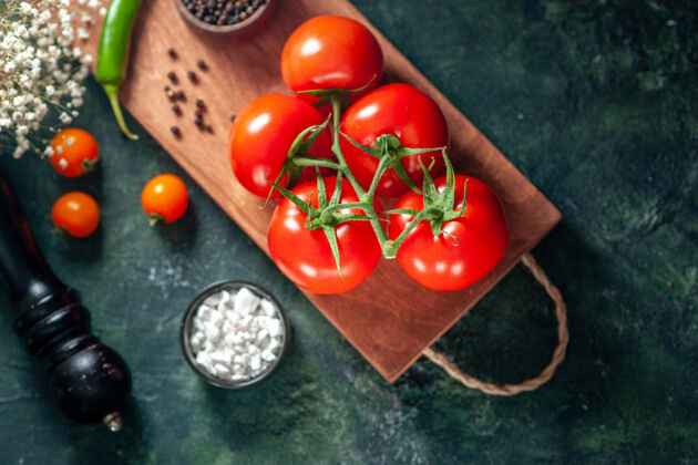 食物顶视图新鲜的红色西红柿在黑暗的表面蔬菜新鲜的一餐胡椒色成熟的沙拉食品膳食饮食顶部