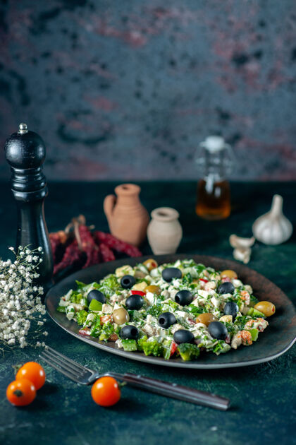 梅耶奈斯前视图蔬菜沙拉 深蓝色表面上有梅耶奈斯和橄榄 饮料餐假日健康菜照片彩色厨房面包风景颜色照片