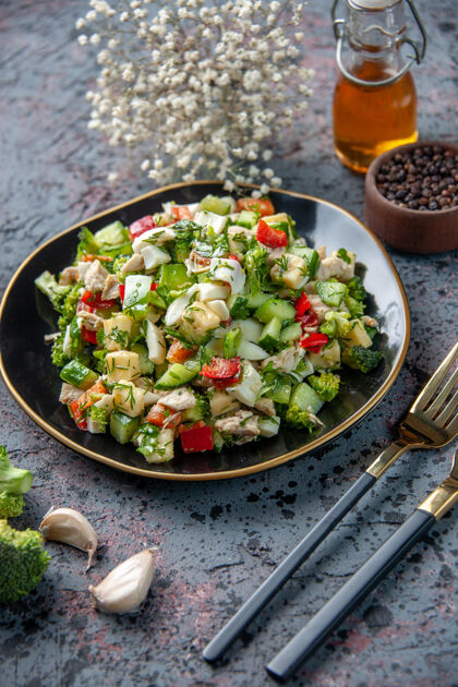 调味品前视图蔬菜沙拉 调味料和大蒜 深色表面食物餐厅 新鲜菜肴 午餐 饮食健康蔬菜膳食午餐