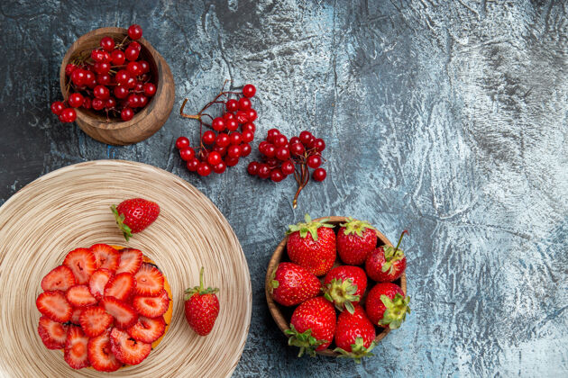 美味黑色表面上有新鲜草莓的水果蛋糕俯视图多汁可食用水果草莓