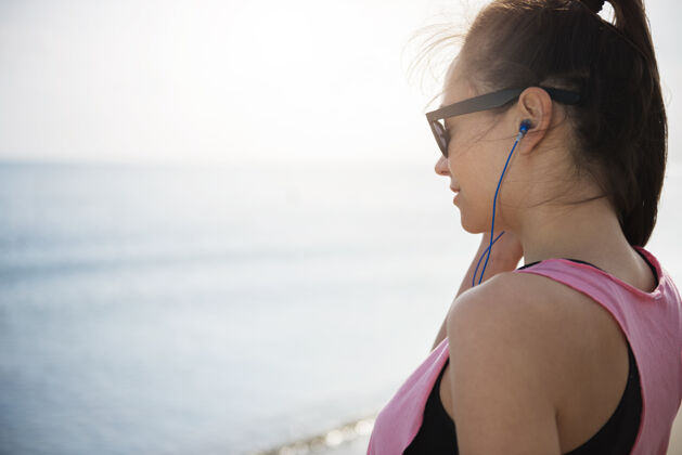 慢跑特写在海边慢跑的健康年轻人焦点日出声音