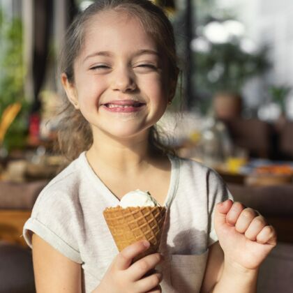 童年中景快乐女孩与冰淇淋美味美味烹饪