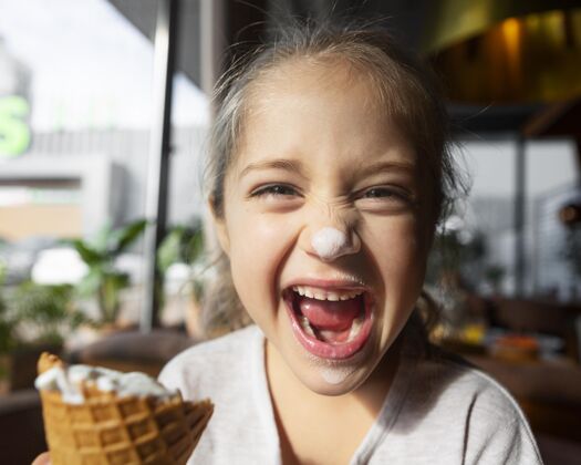 童年用冰淇淋特写兴奋的女孩美味孩子水平