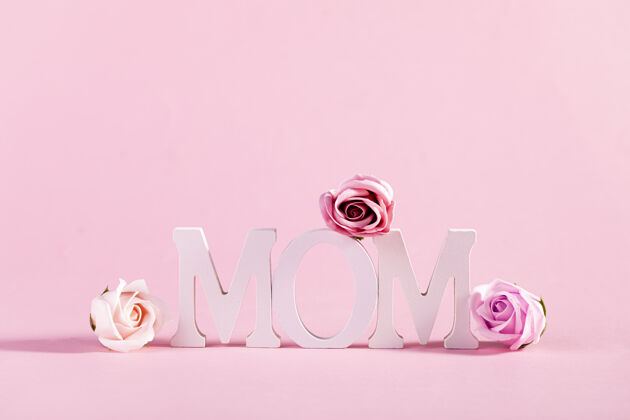 空白“妈妈”这个词用粉彩粉色背景上的花朵装饰精致天家庭