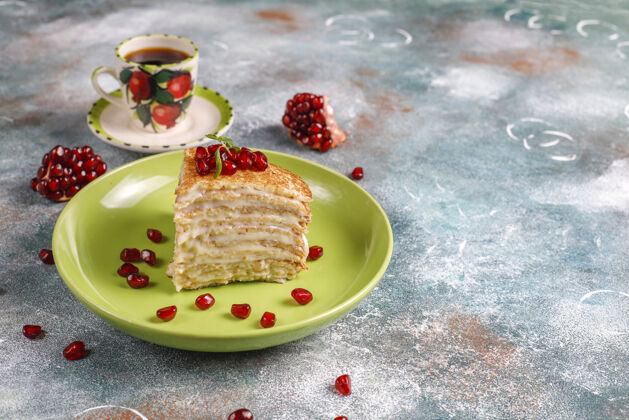 薄荷用石榴籽和柑桔装饰的美味自制绉饼餐薄蛋糕