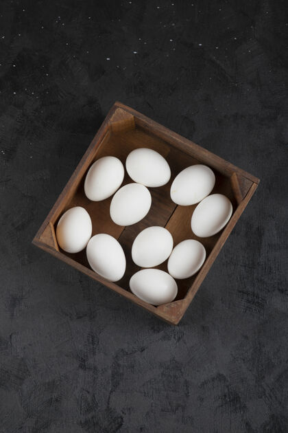 烹饪黑色表面上装满有机生鸡蛋的木箱自然生的食品
