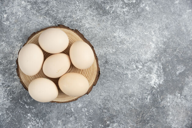 有机一堆新鲜的鸡蛋放在木头上烹饪生的堆