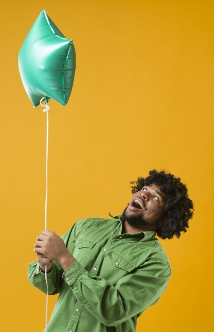 男人带派对气球的肖像男气球年轻庆祝