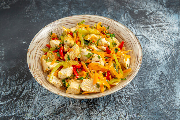 美食鸡肉沙拉正面图 蔬菜放在浅色表面豆芽盘子晚餐