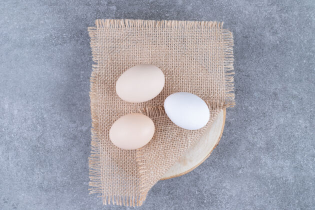 农业新鲜的白色鸡蛋放在大理石表面有机养殖母鸡