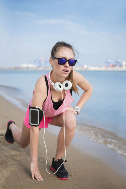 弯曲特写在海边慢跑的健康年轻人锻炼大海女人