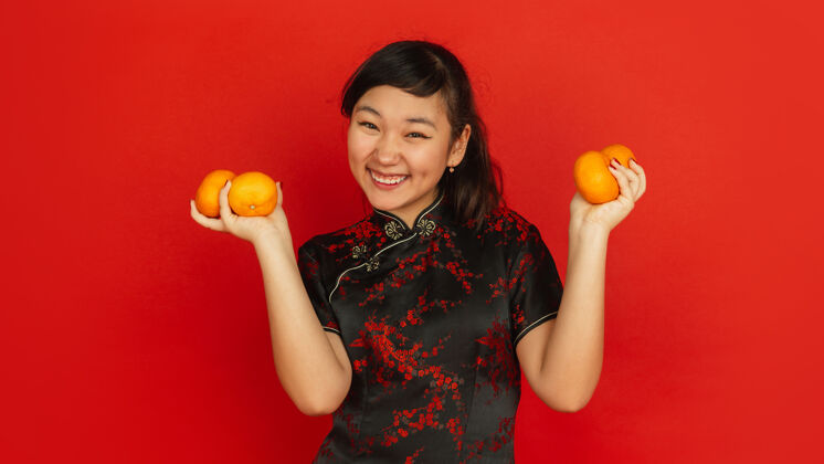 旗袍微笑着 给乡巴佬们2020年中国新年快乐红色背景上的亚洲少女肖像穿着传统服装的女模特看起来很快乐庆祝 情感复制空间庆祝灯笼广告
