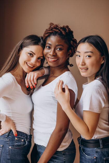 多样性三个多元文化的女孩在一起女性不同种族主义