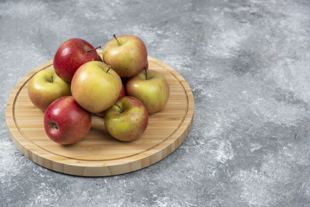 生的一堆新鲜成熟的苹果放在木板上营养食物多汁