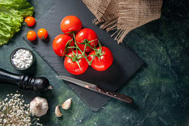香草顶视图新鲜的红色西红柿在黑暗的表面晚餐沙拉成熟生长餐照片食物颜色生长新鲜的红色西红柿查看