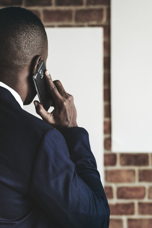 年轻年轻的非洲裔美国商人在打电话图表复制空间通信