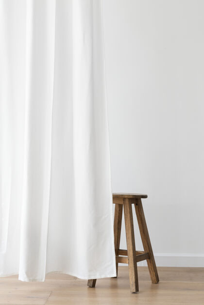 干净白色窗帘后面的木凳简约简单纺织品
