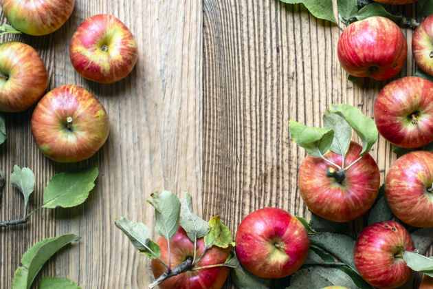 苹果红苹果和树叶放在木桌上食物造型苹果背景绿色