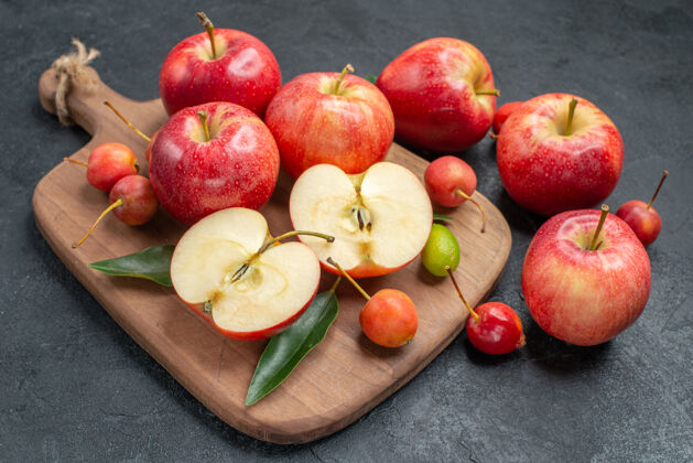 食物把水果和浆果放在木板上 旁边是有叶子的苹果浆果多汁壁板