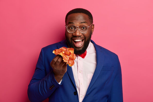 企业家正面黑胡子男人吃披萨片 穿正装戴透明眼镜 胃口好 零食不健康美味非洲人请