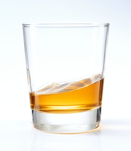 产品威士忌在玻璃杯里端得整整齐齐亮飞溅流