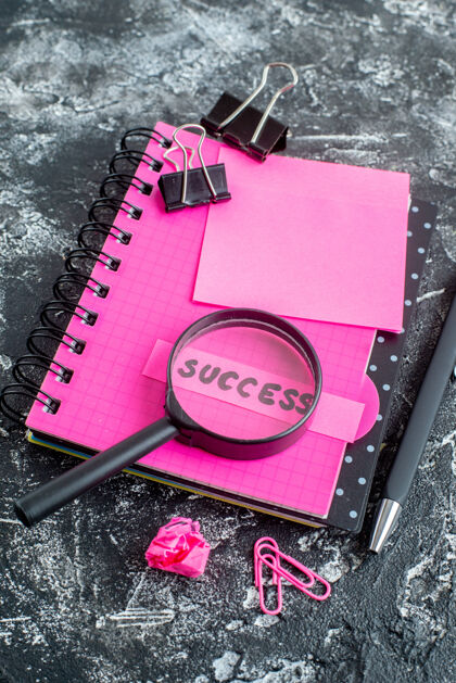 工作上图：粉色记事本 带放大笔和灰色背景的成功笔记笔记放大镜文案