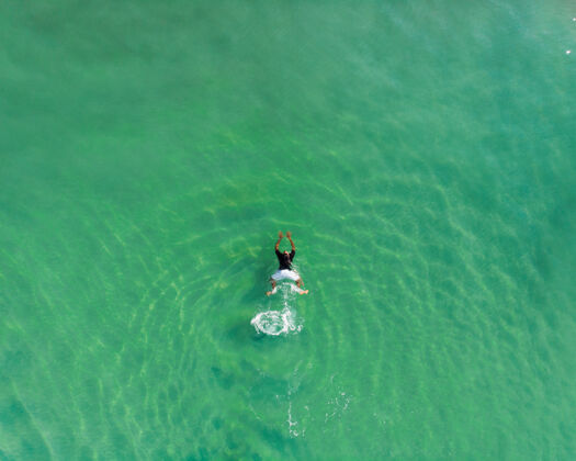 海岸一个人在瓦尔卡拉海滩游泳的俯视图沙滩水下度假村