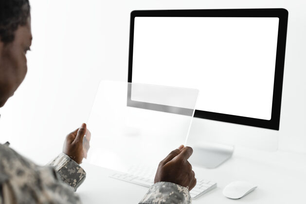 屏幕军官使用透明平板电脑军队技术海事数字平板电脑人类