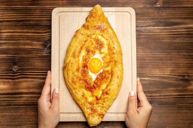 奶酪顶视图新鲜的烤面包和煮熟的鸡蛋放在木制桌子上面包面团餐面包食物早餐鸡蛋早餐馒头面团