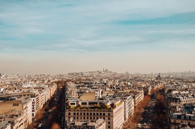地标高角度拍摄美丽的建筑物和街道在巴黎 法国捕捉建筑背景城市