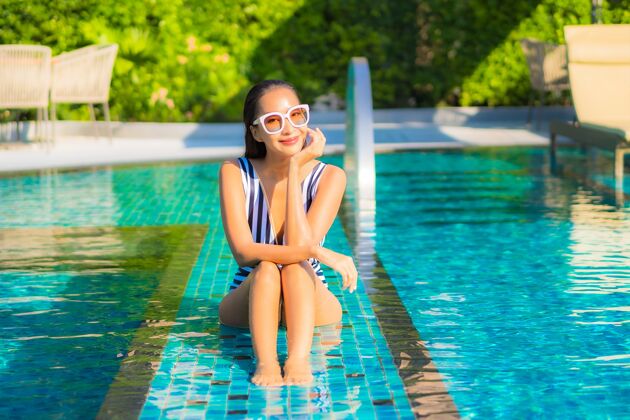 女士肖像美丽的年轻女子放松微笑休闲度假酒店游泳池周围阳光度假村休闲
