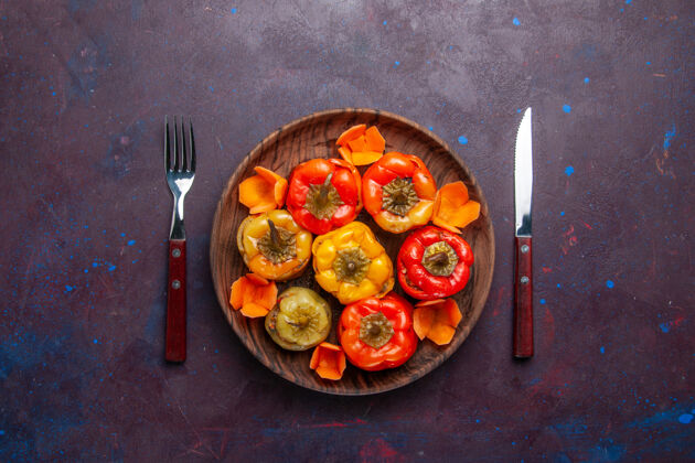 桌子顶视图熟甜椒与地面肉内灰色办公桌上的食物肉类蔬菜烹饪晚餐炊具地面