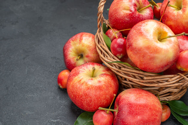 红色美味侧面特写查看苹果在篮子里的开胃水果绳特写绳索多汁