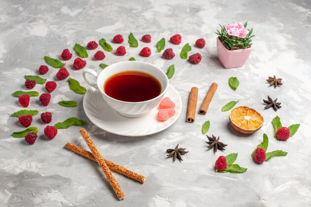 早餐前视图茶与肉桂和覆盆子轻表面茶浆果肉桂茶碟营养品水果