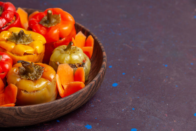 浆果前面近距离看熟甜椒与地面上的灰色面肉一餐蔬菜肉多尔玛食品膳食番茄烹饪