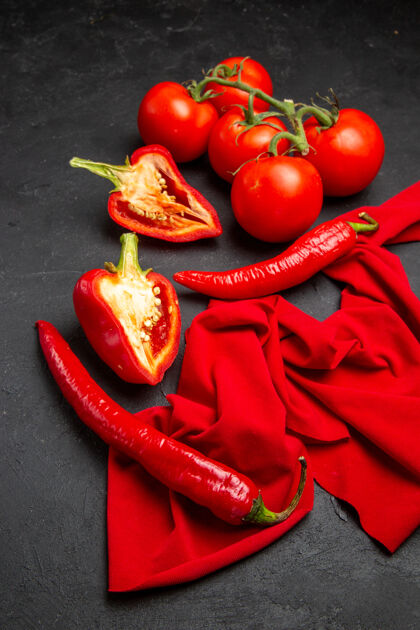 铃铛侧视蔬菜红辣椒甜椒西红柿桌布红色桌布番茄